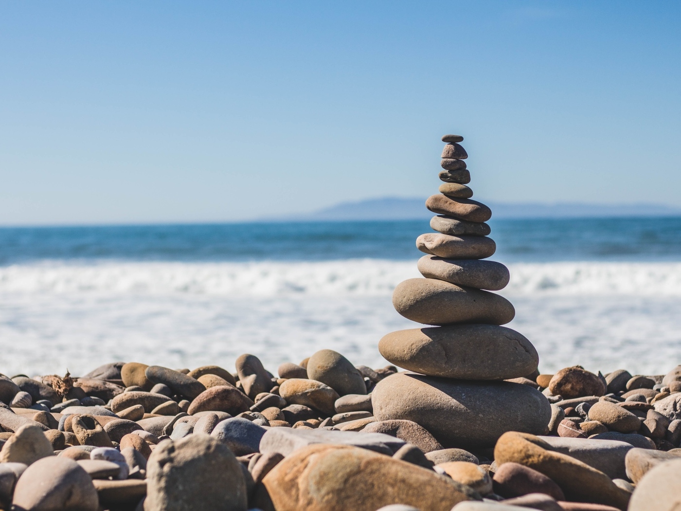 Пирамида из камней на берегу у моря