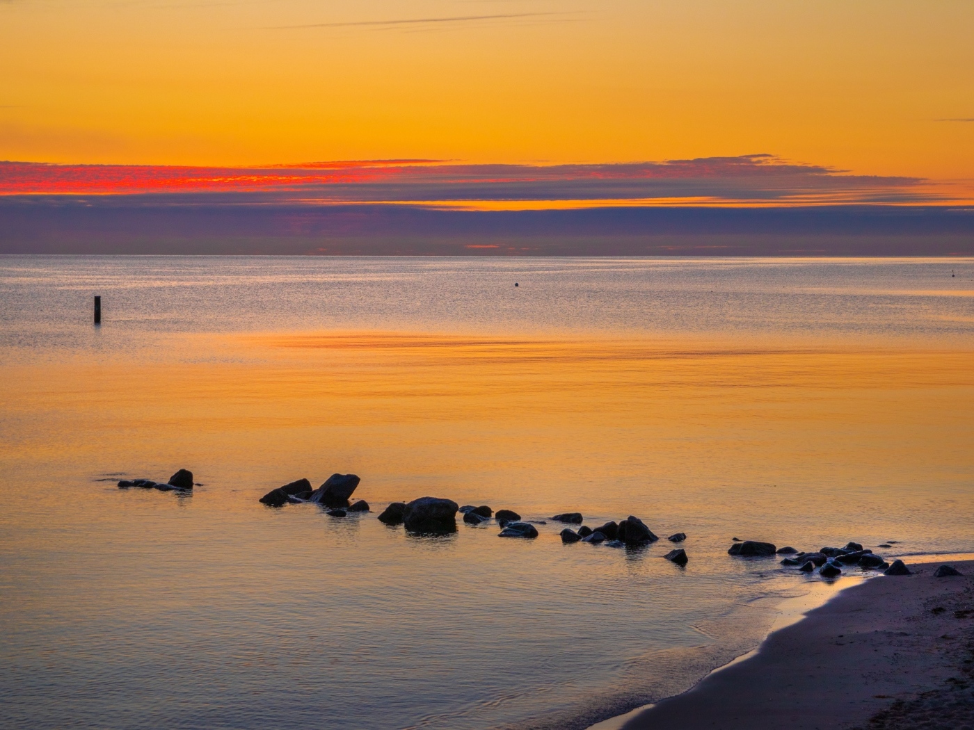 Спокойное теплое море на закате в сумерках