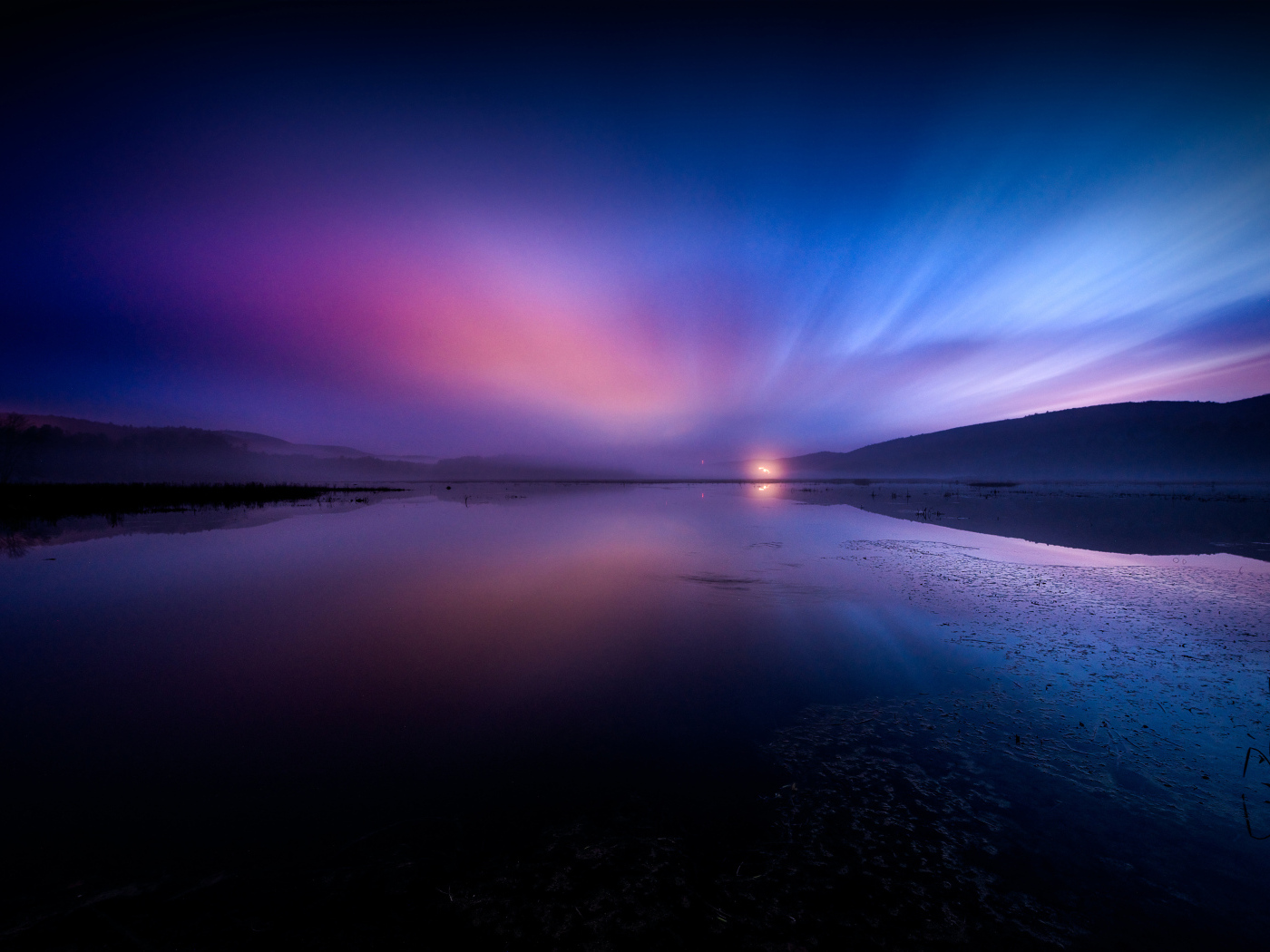 Фиолетовое красивое небо над водой