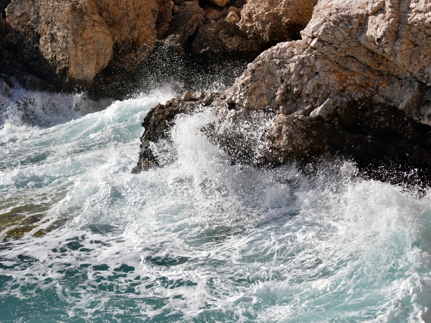 Бушующие морские волны бьются о камни