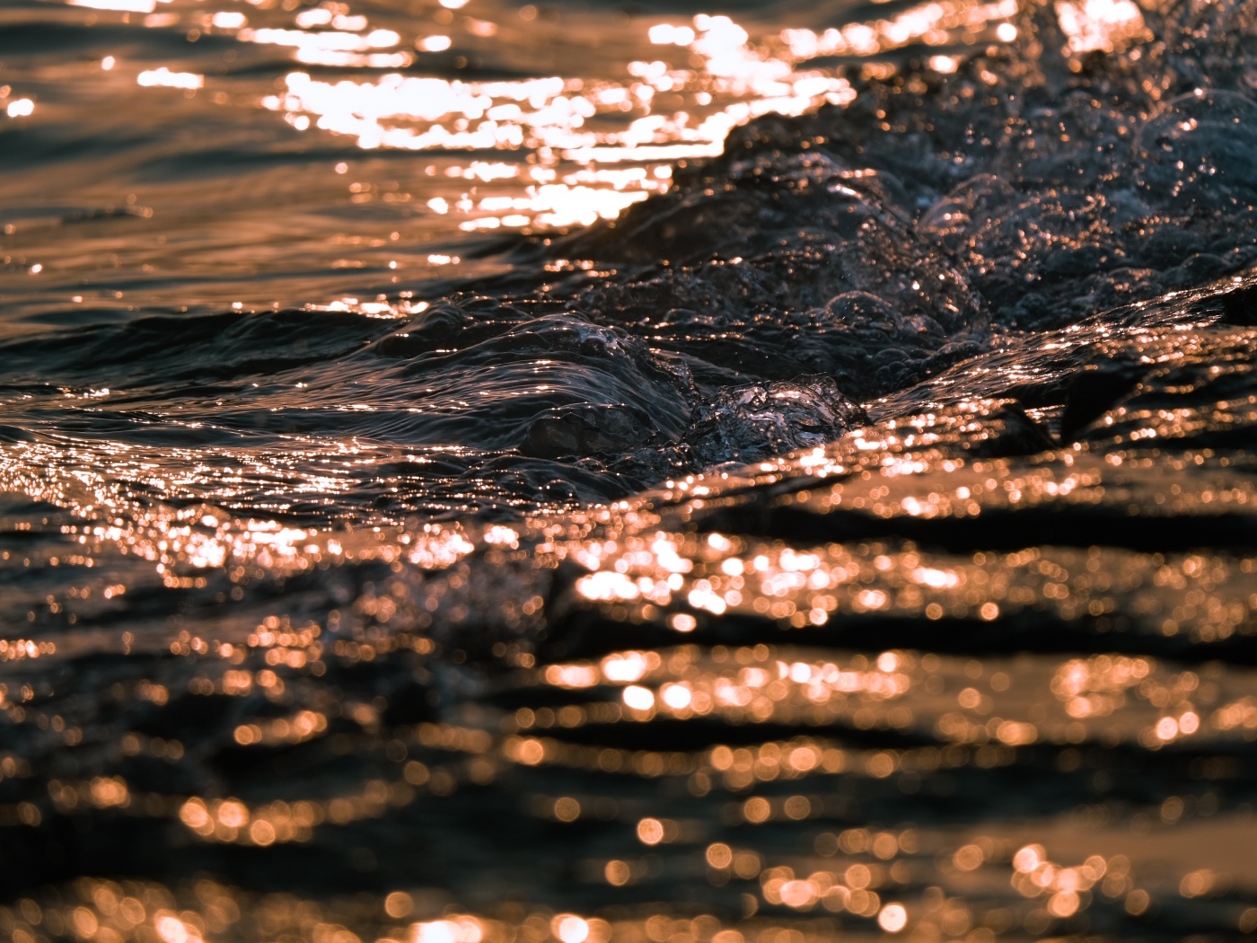 Морская вода с волнами крупным планом