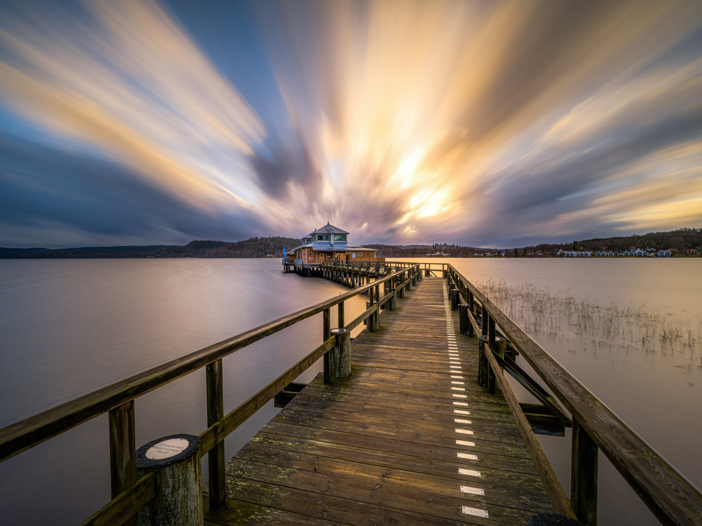 Деревянный пирс у моря на закате