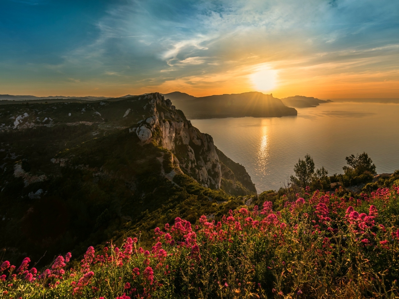Красивый рассвет солнца над горами летом