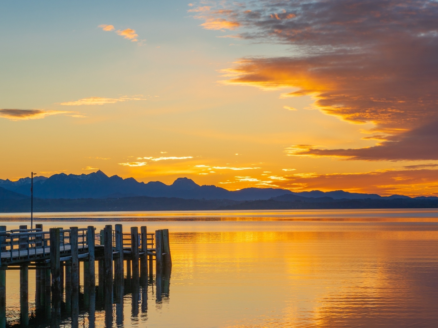 Красивый закат в небе над тихой водой озера