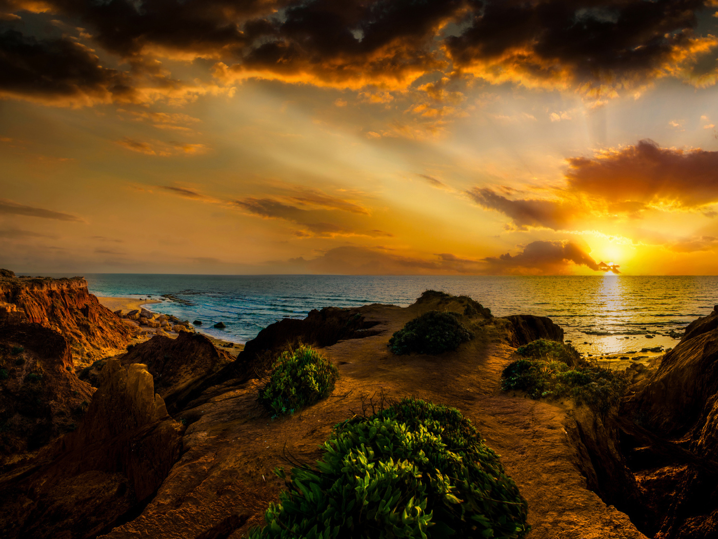 Красивый закат на морском побережье летом