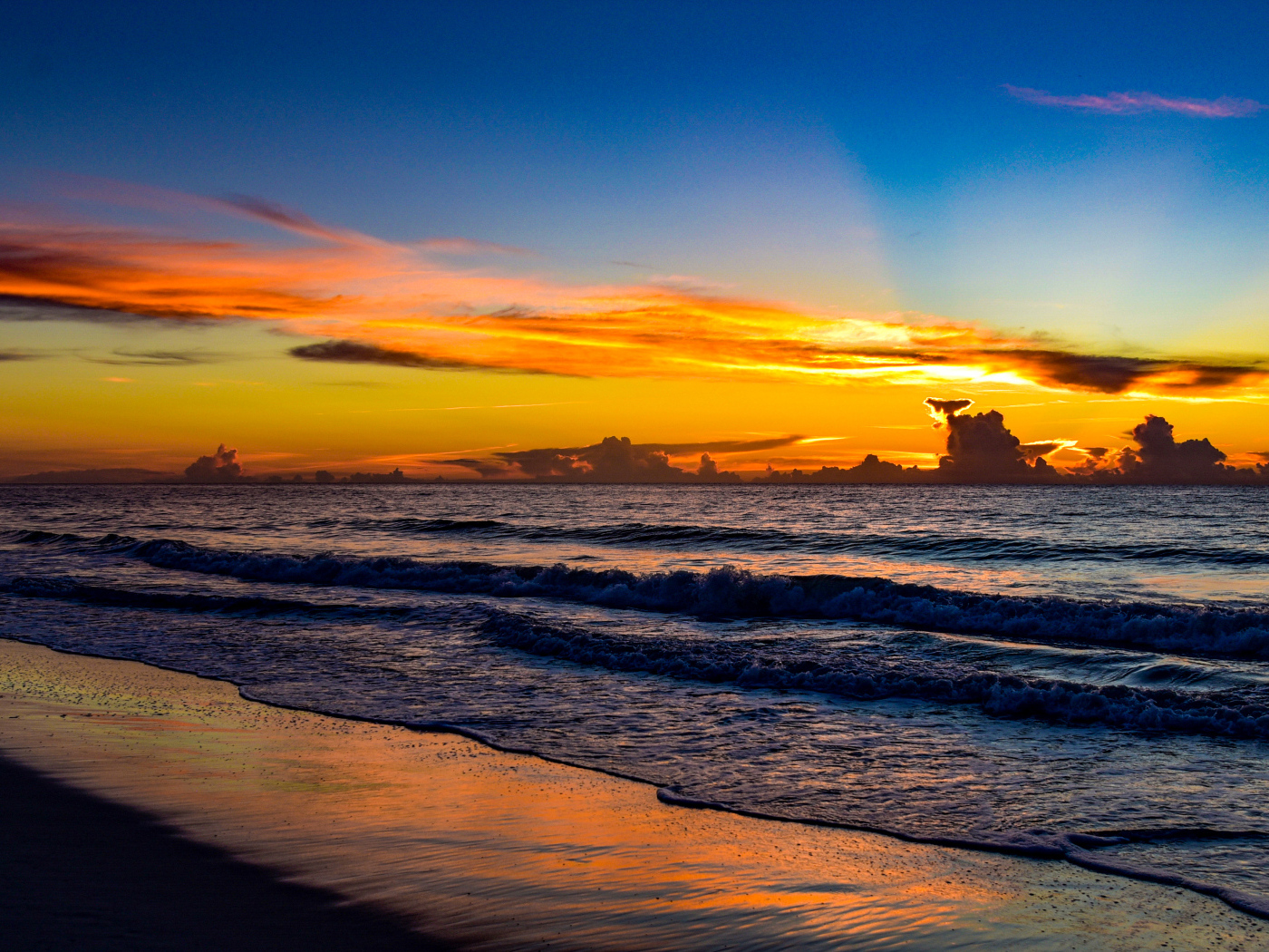 Яркие лучи солнца на закате над морем