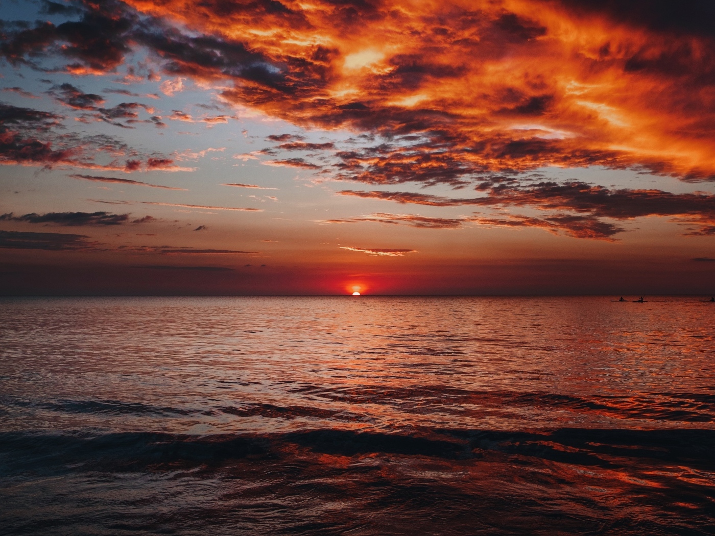 Красные облака в небе над морем на закате