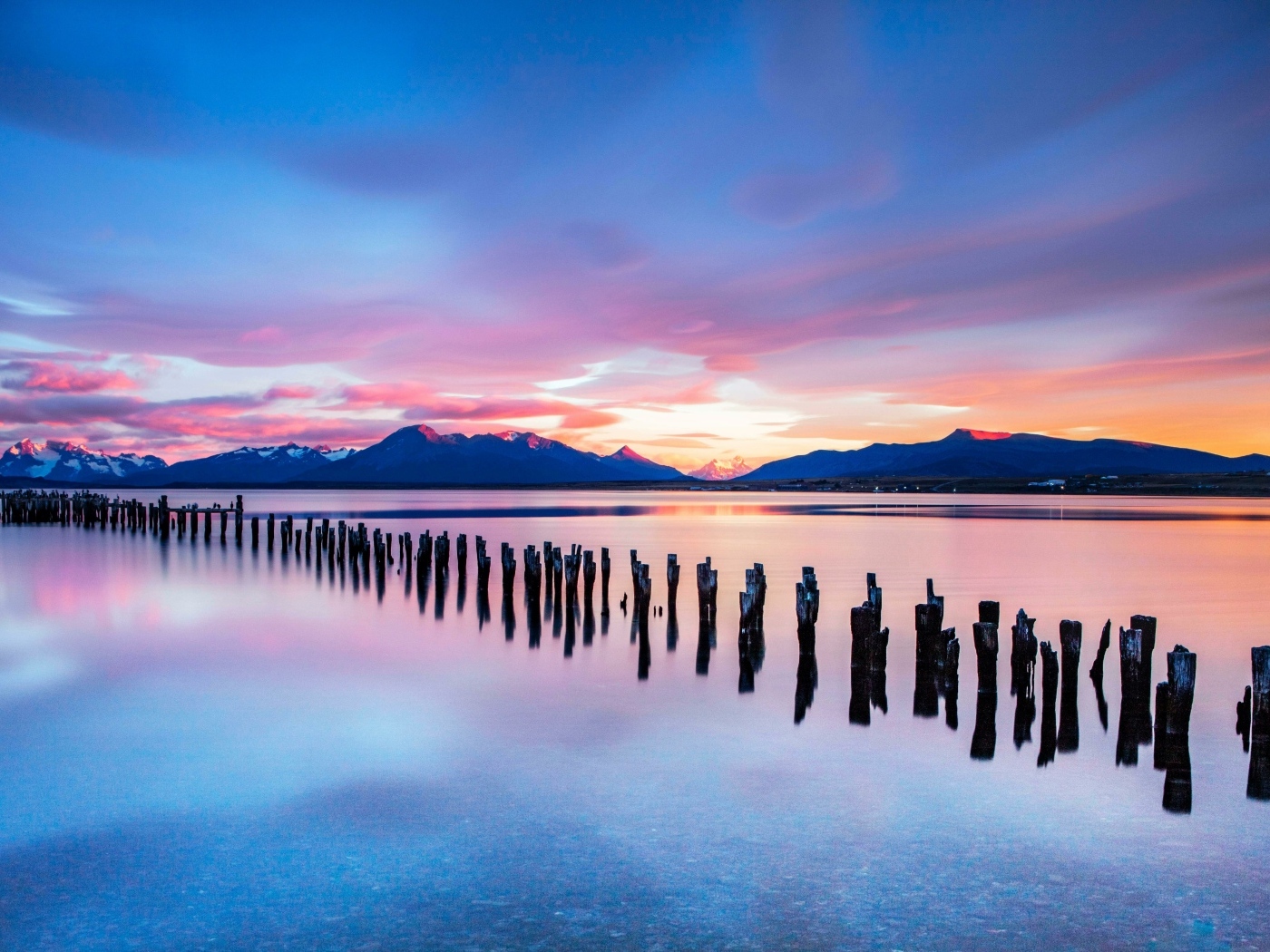 Опоры для моста в воде на закате солнца