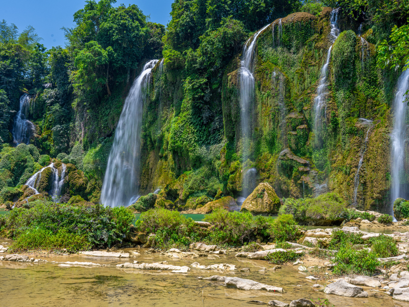 Красивые водопады стекают по склону горы
