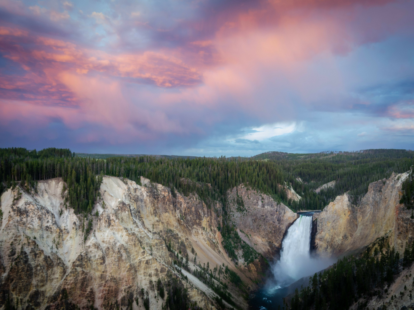 Водопад стекает с гор под красивым небом