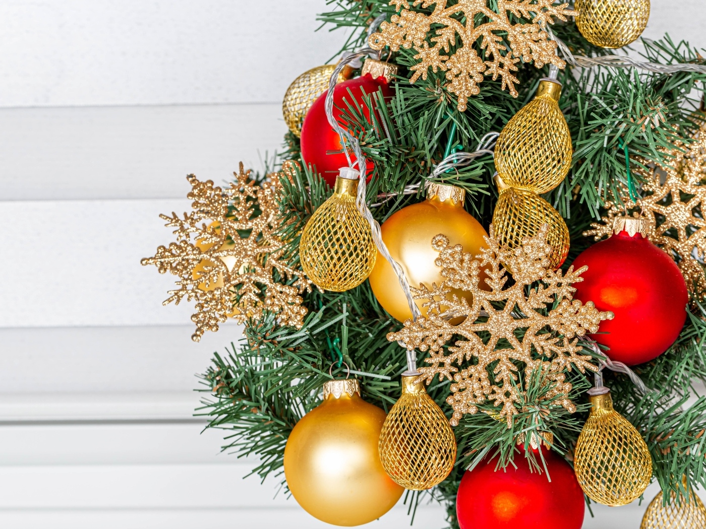 Еловые ветки и игрушки на новый год