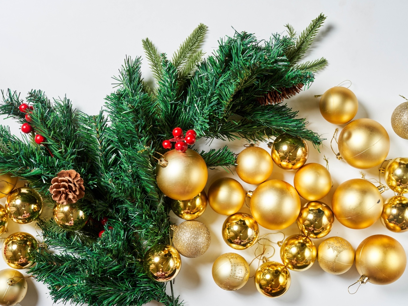 Золотистые игрушки и елочные ветки