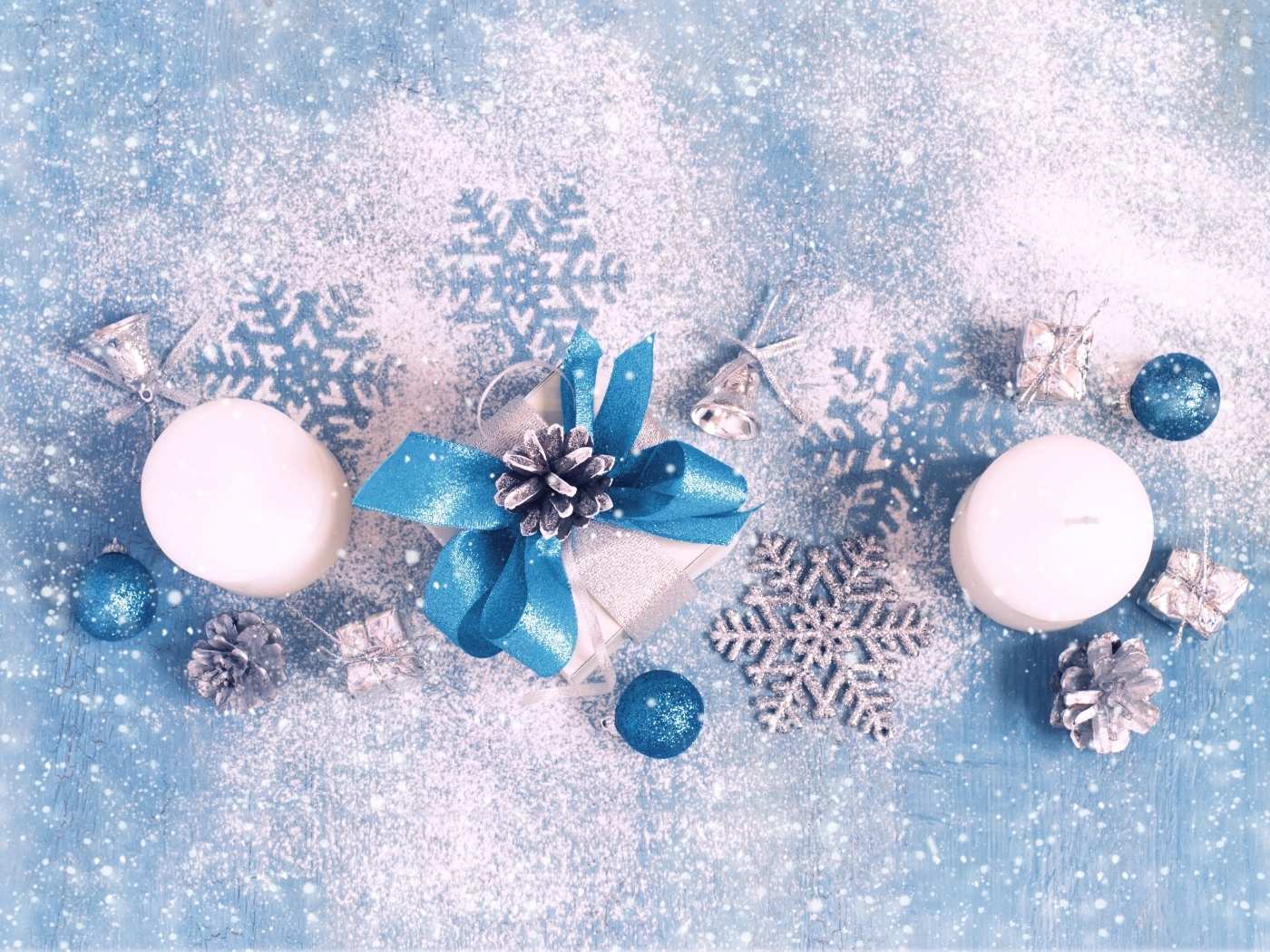 Снег и новогодний декор на голубом фоне