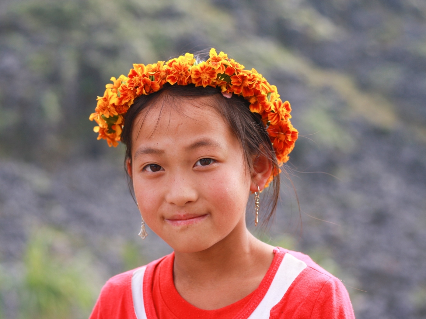 Девочка азиатка в венке на голове