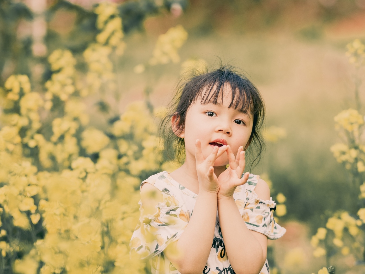 Девочка азиатка в желтых цветах