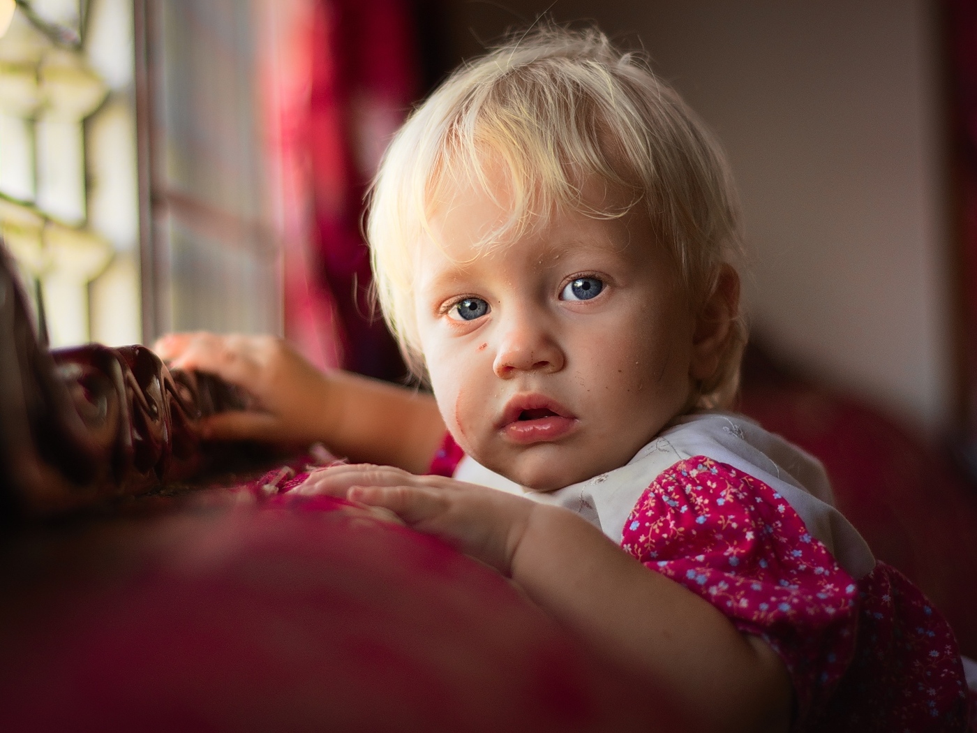 Красивая девушка с голубыми глазами