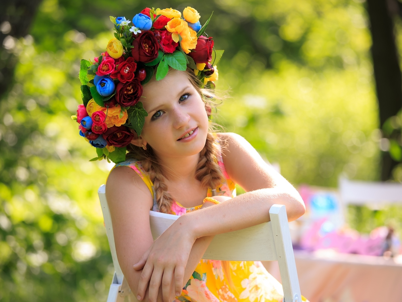 Красивая маленькая девочка в венке 