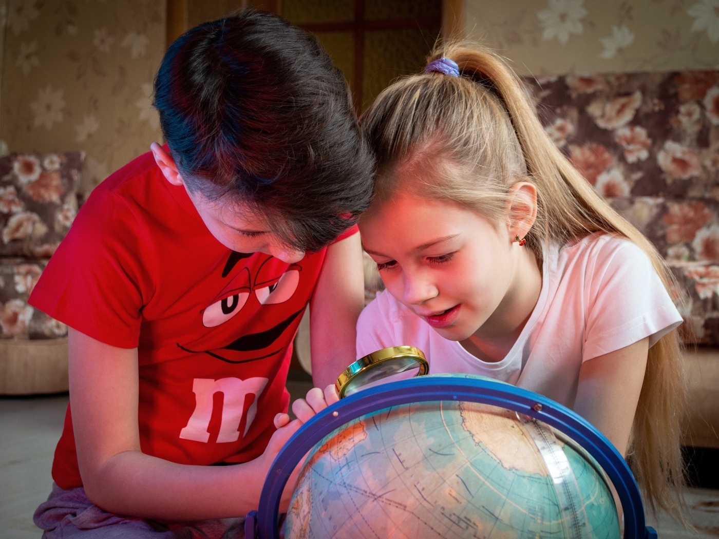 Дети школьники изучают глобус