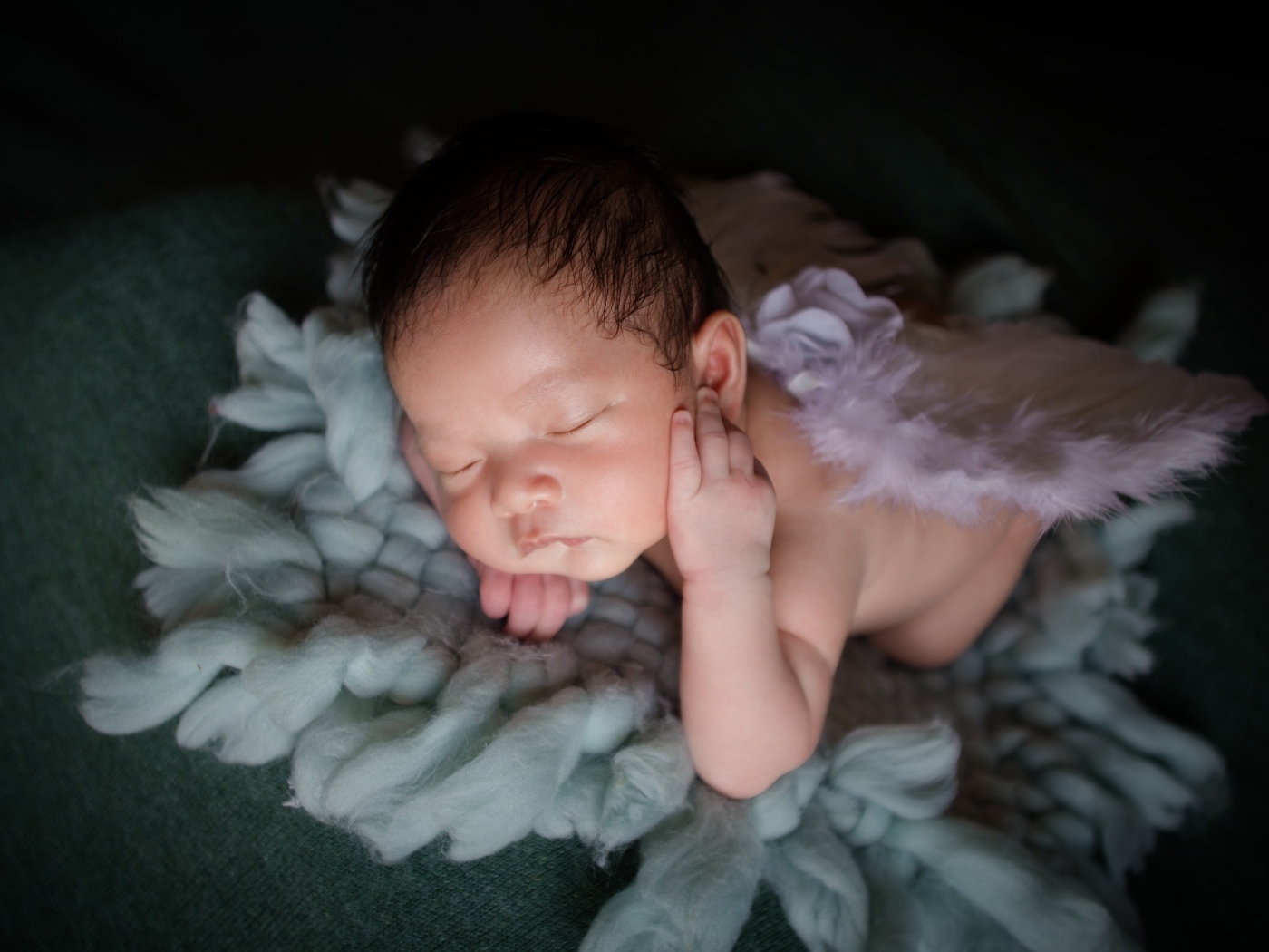 Милый новорожденный малыш с крыльями ангела 