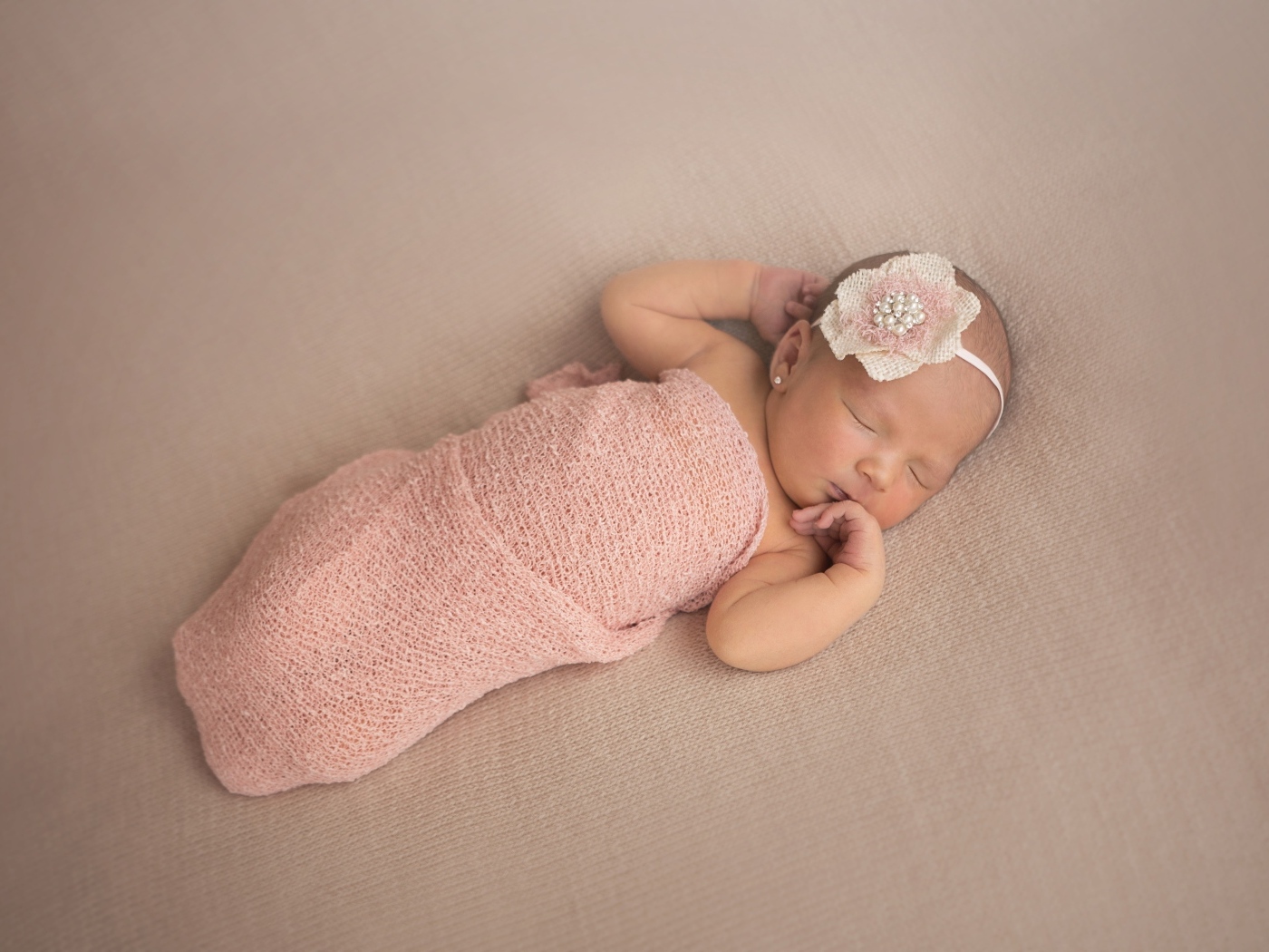 Милое фото новорожденной девочки с бантом на голове
