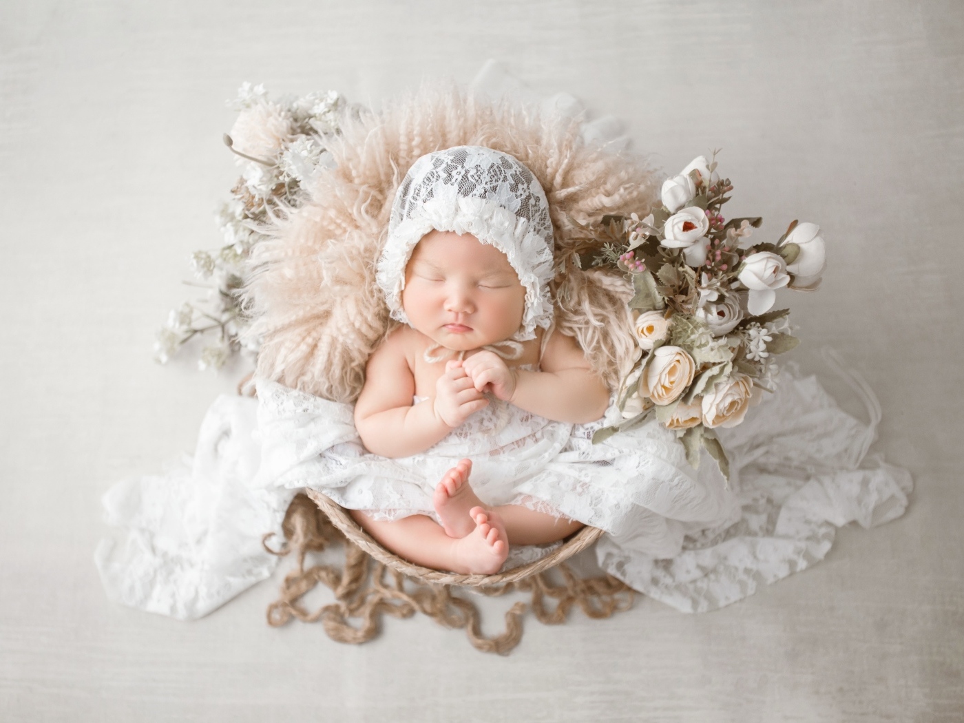 Милый спящий ребенок в белой шапке 