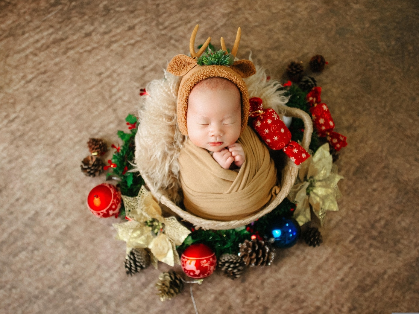 Милый спящий новорожденный малыш с игрушками