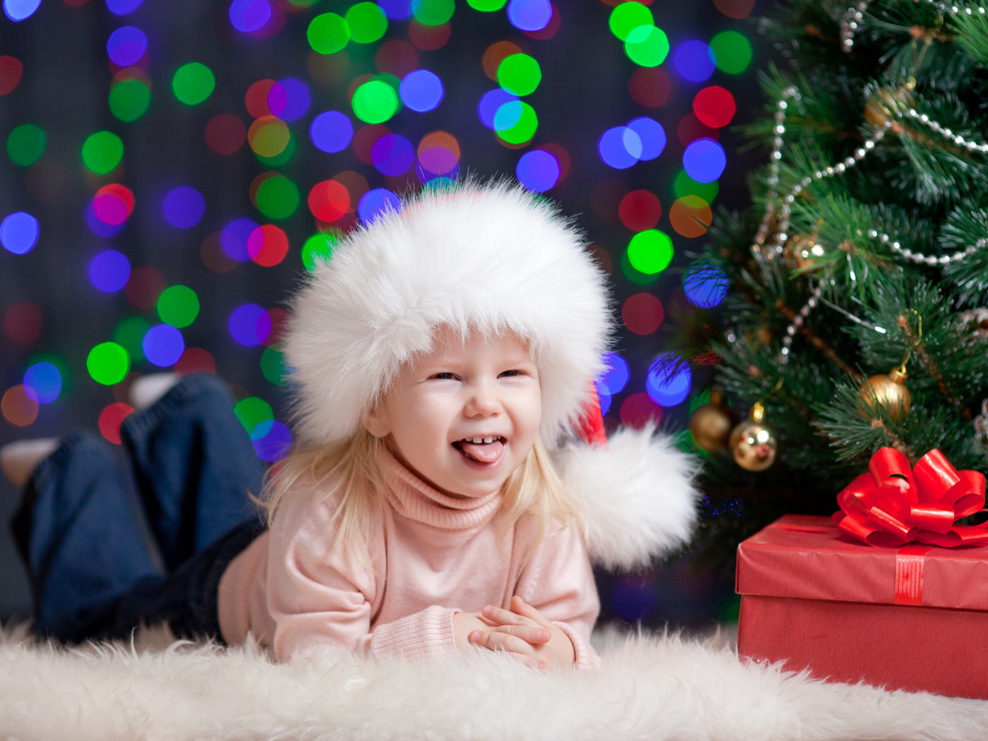 Смешная девочка у новогодней ели