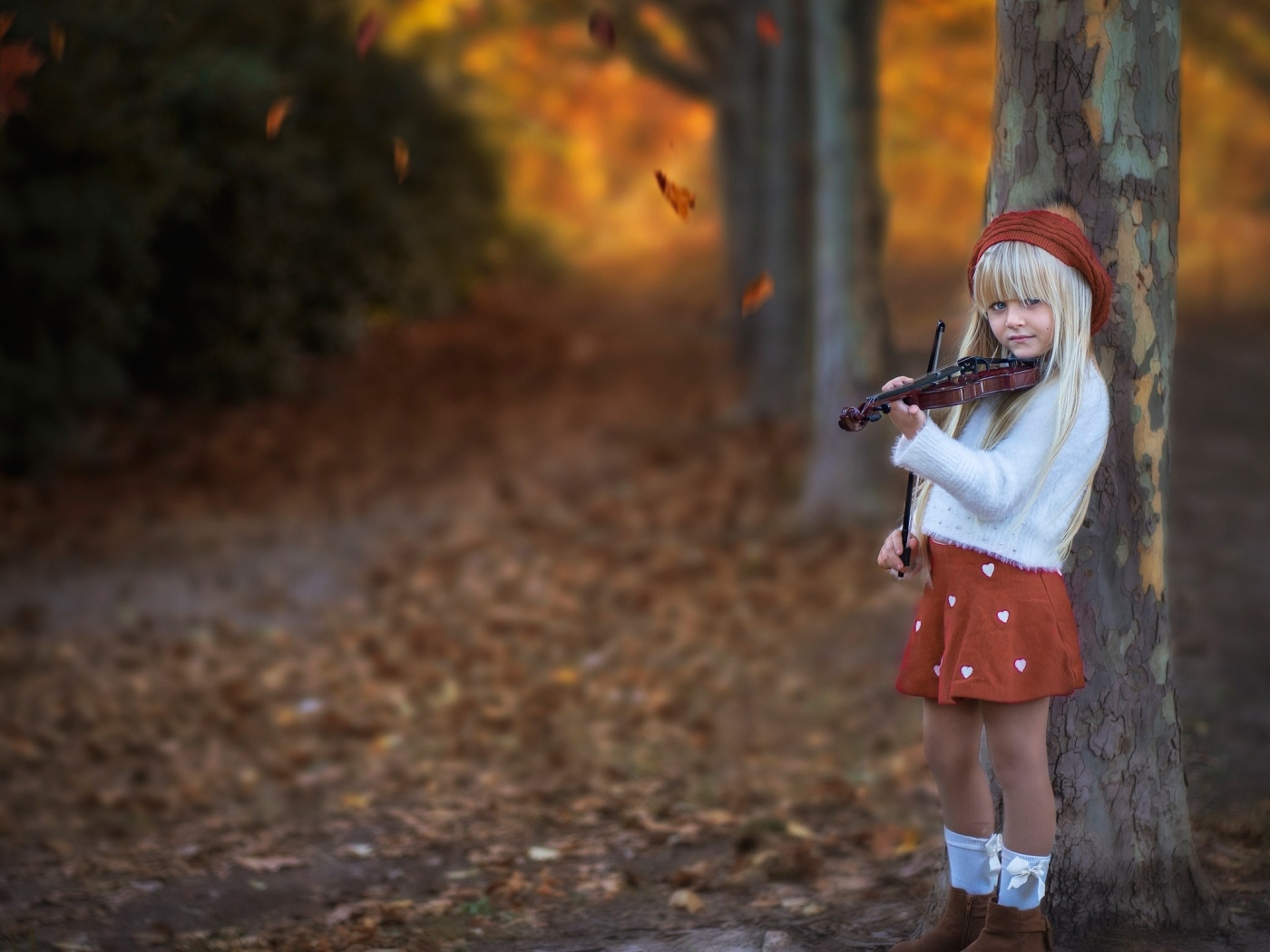 Девочка со скрипкой в парке