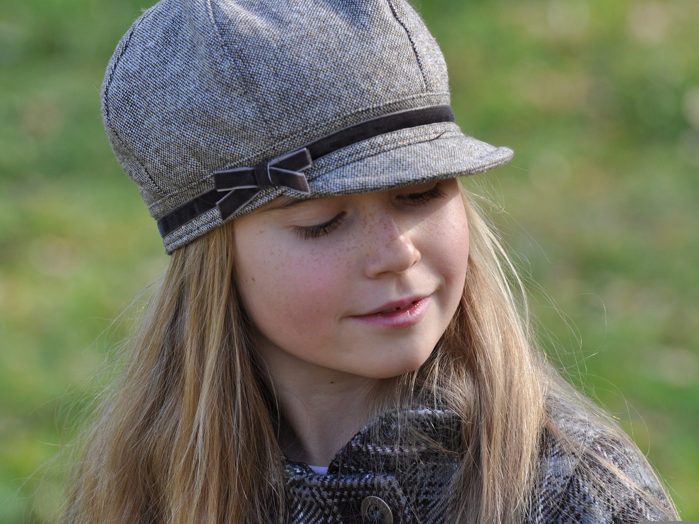 Маленькая девочка в серой кепке