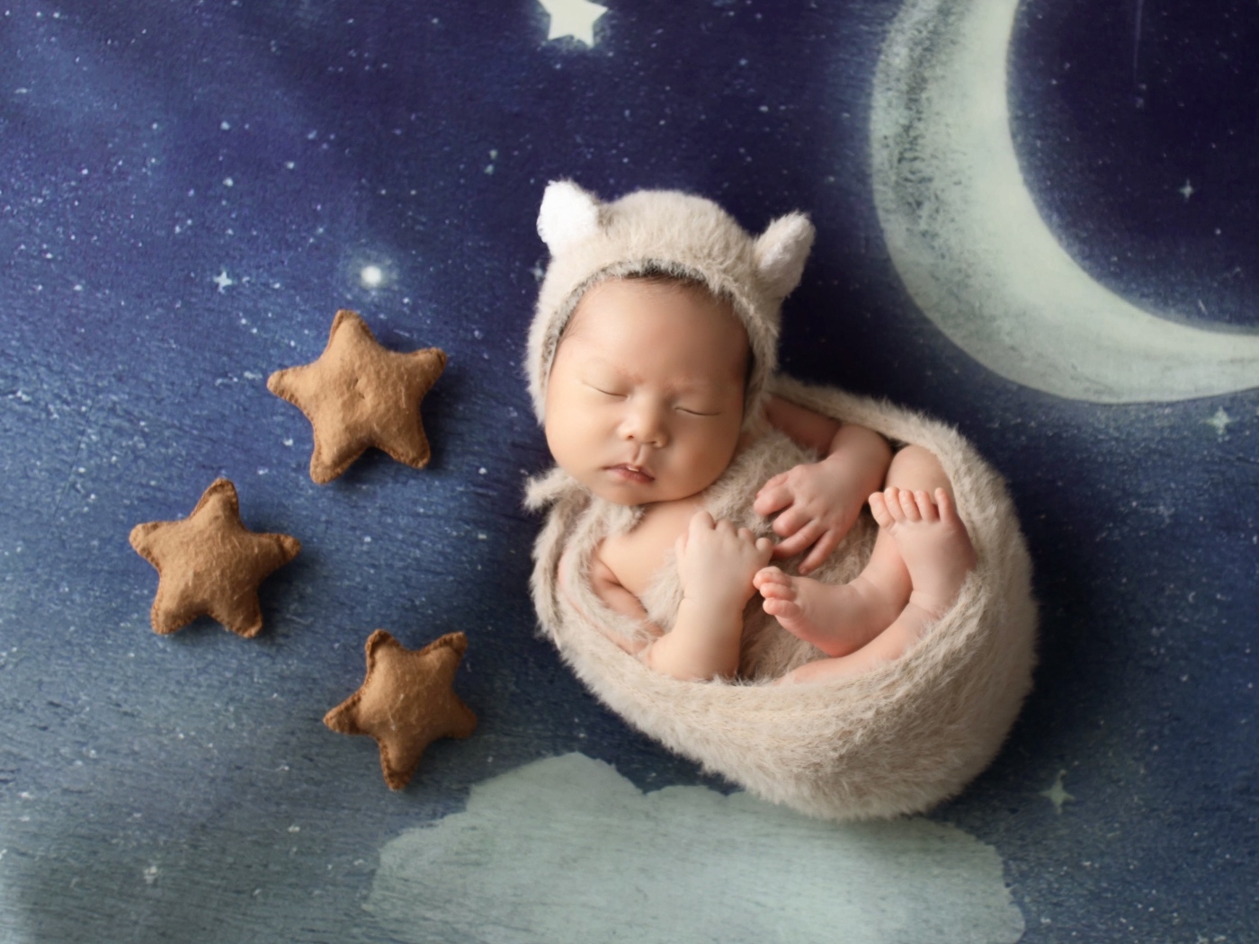 Маленький спящий грудной ребенок на синем покрывале