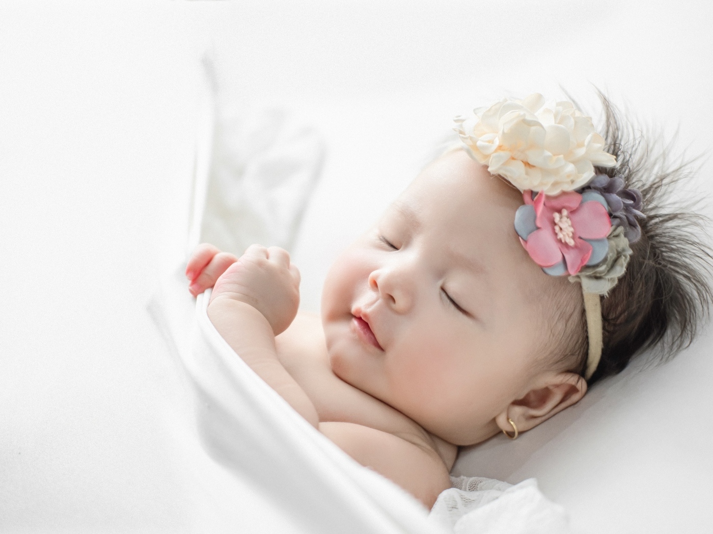 Новорожденная девочка с повязкой на голове