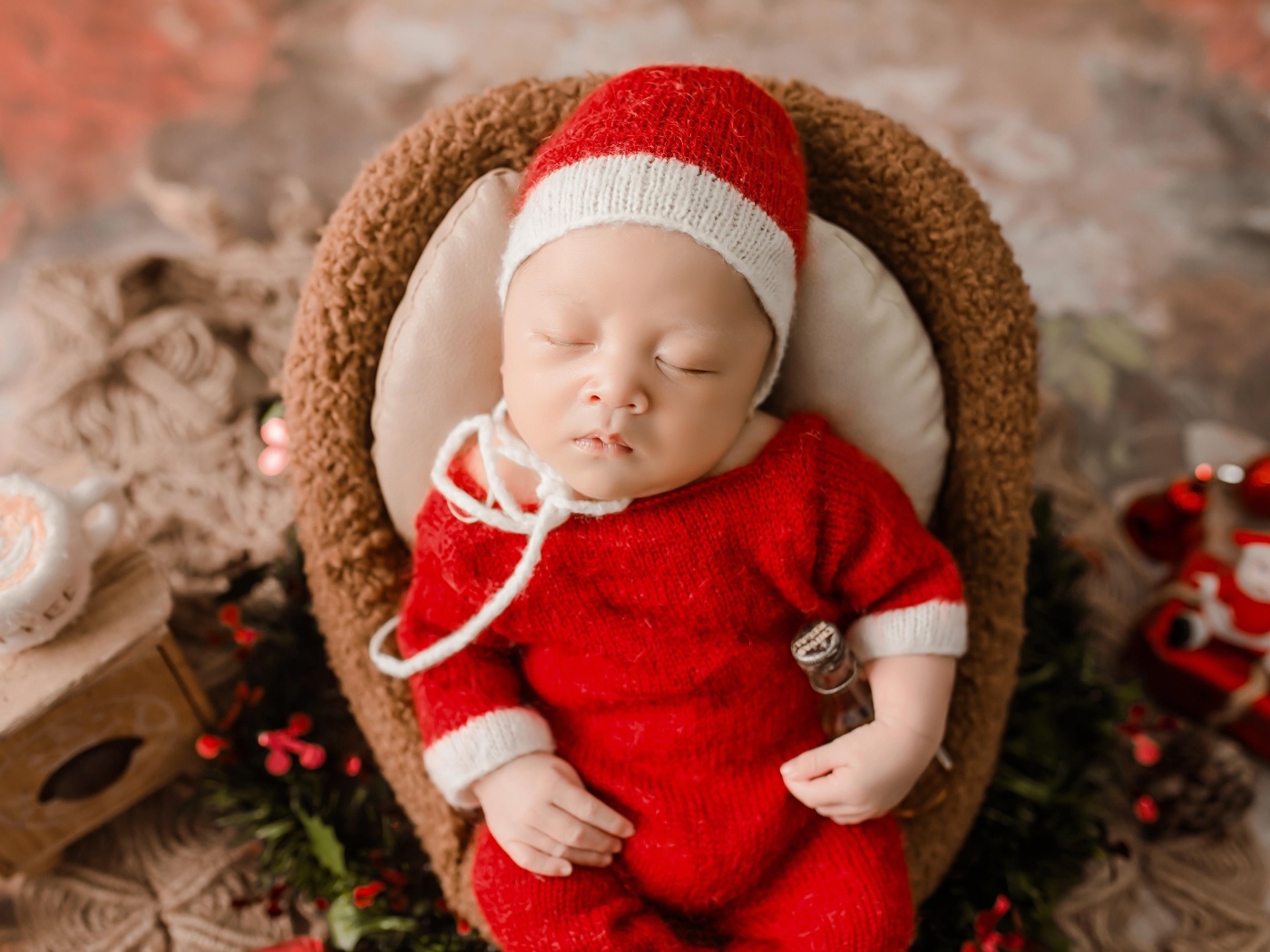 Новорожденный малыш в красном вязаном костюме
