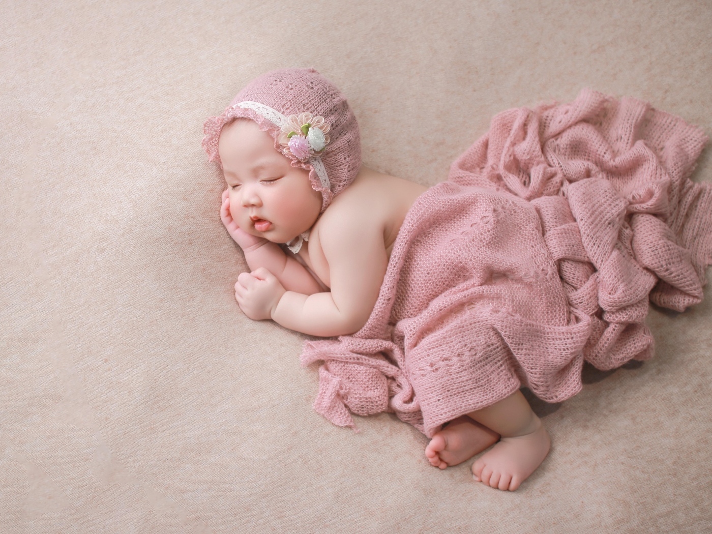 Фото маленькой спящей девочки в шапке