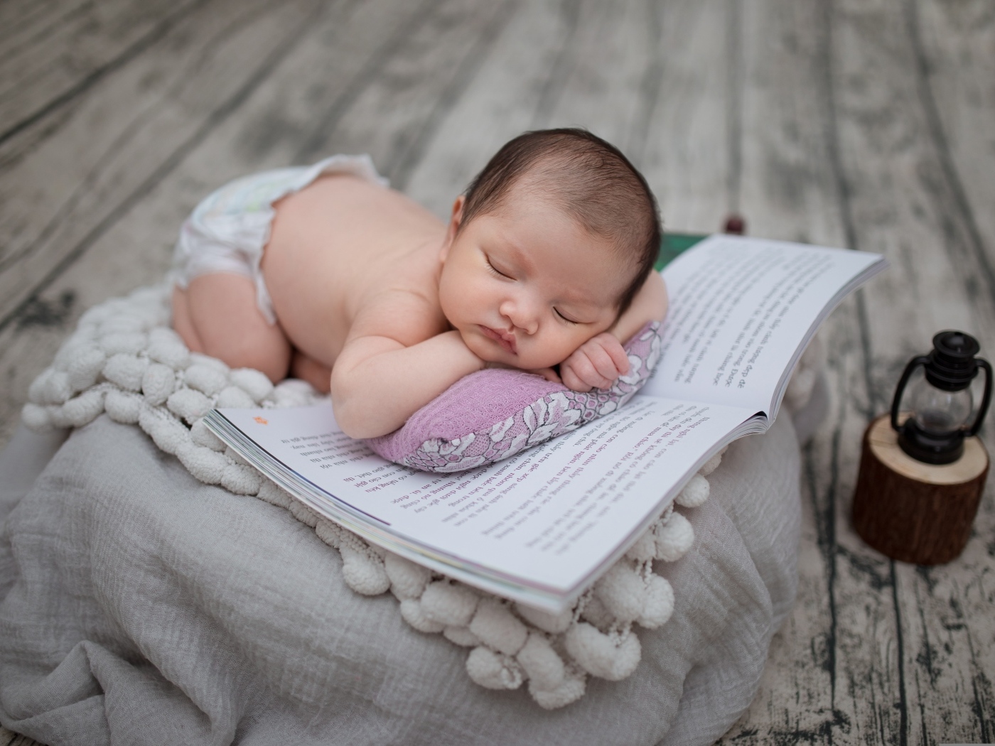 Сладкий сон малыша с книгой