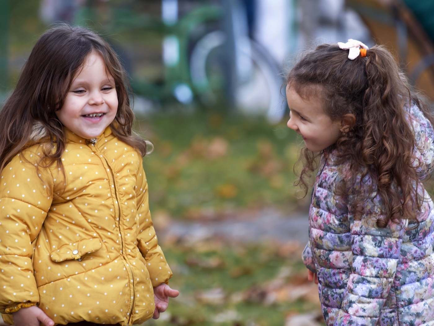 Две маленькие улыбающиеся девочки