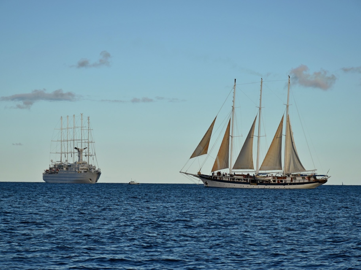 Парусная яхта и корабль в открытом море