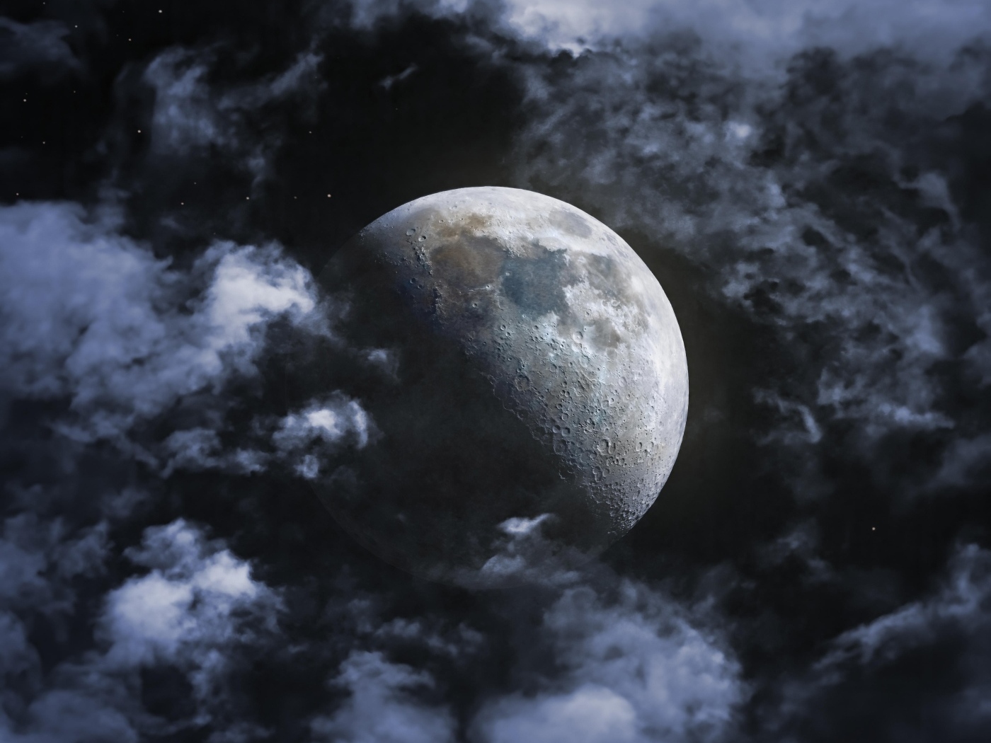 Большая холодная луна в облаках