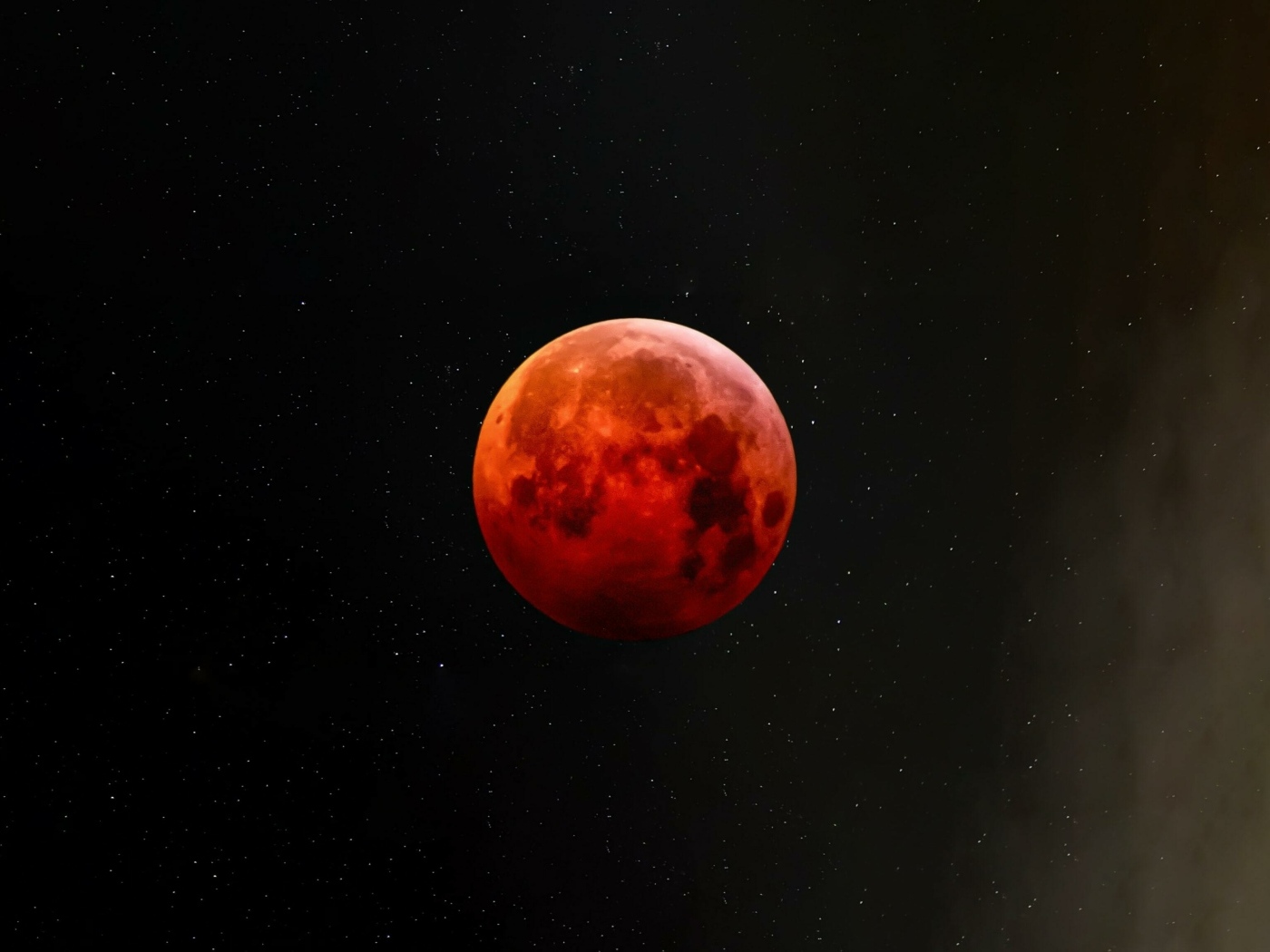 Большая красная луна в звездном небе