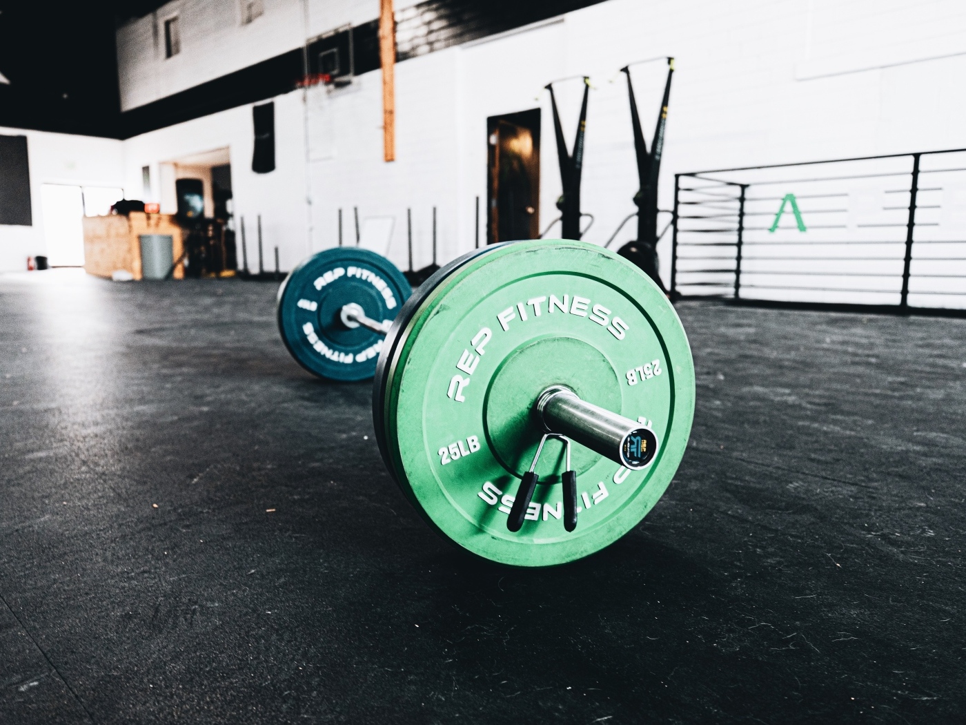 Большая тяжелая штанга в спортзале