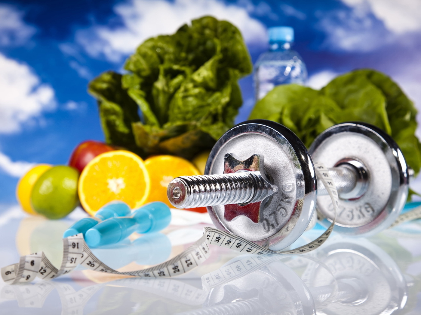 Гантели с фруктами и сантиметром