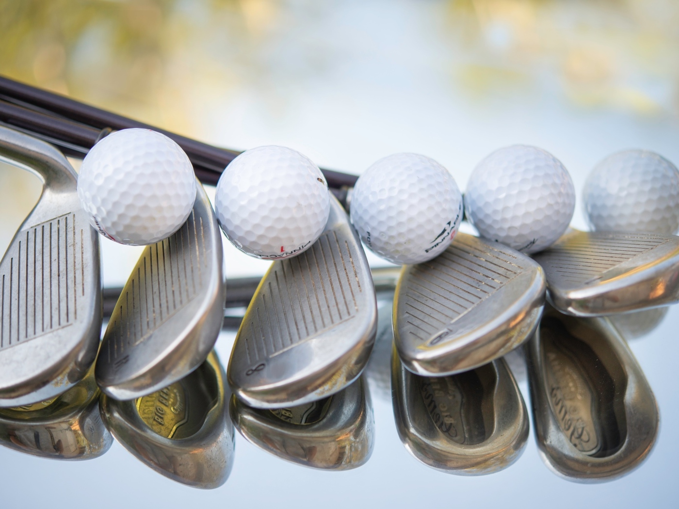 Клюшки и мячи для игры в гольф