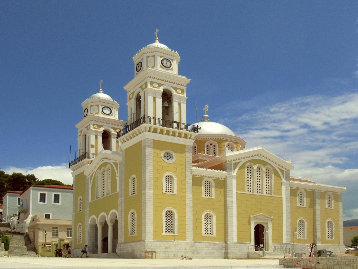 Красивое здание церкви под голубым небом