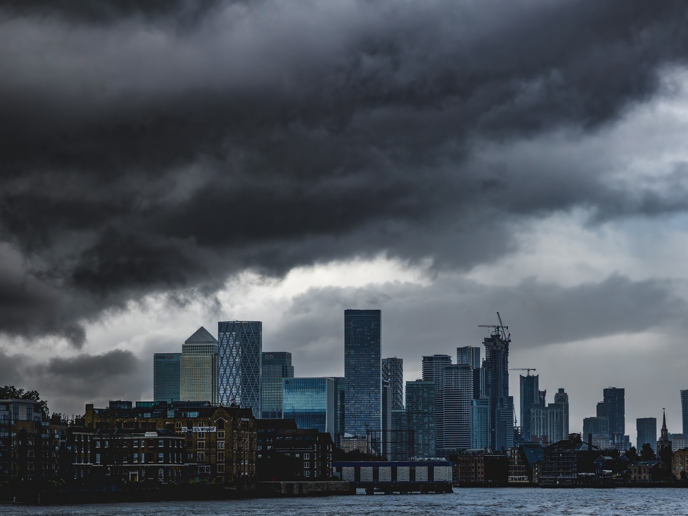 Черные облака над небоскребами города