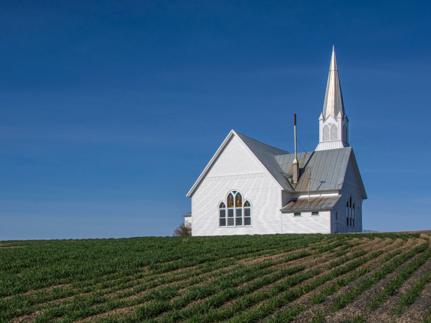Маленькая старая церковь под голубым небом