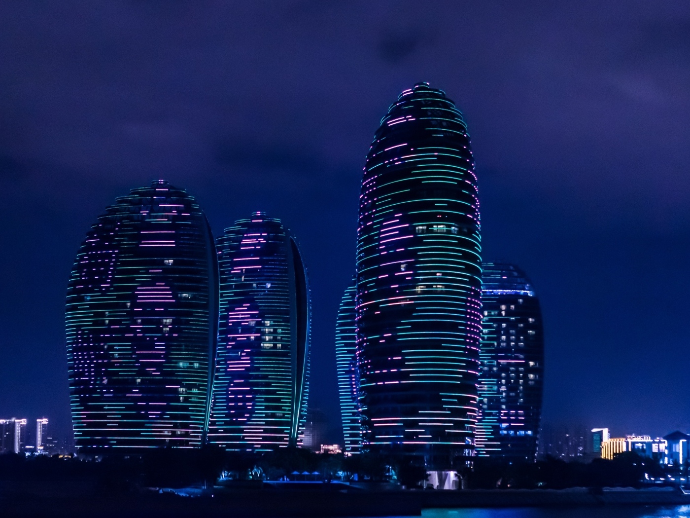 Небоскребы города Санья  ночью, Китай