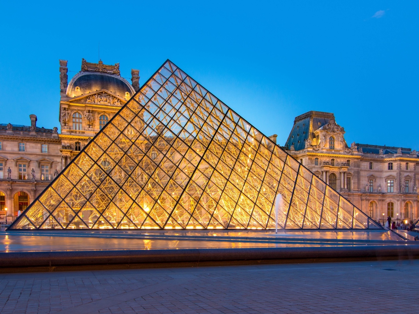 Красивая пирамида инсталляция у музея Лувр, Франция