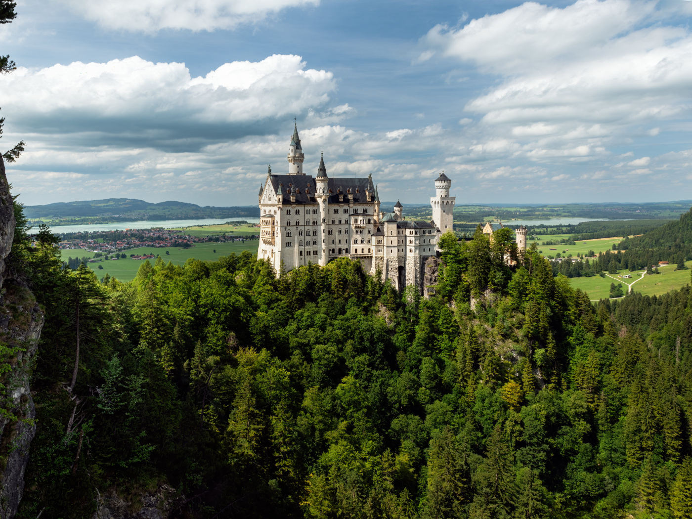 Замок Нойшванштайн в густых зарослях деревьев, Германия