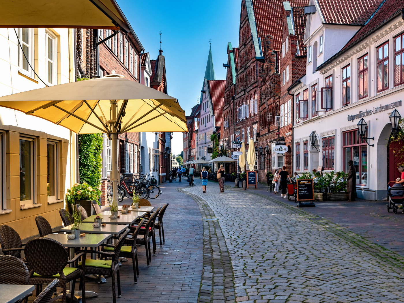 Старая улица с красивыми домами, Германия