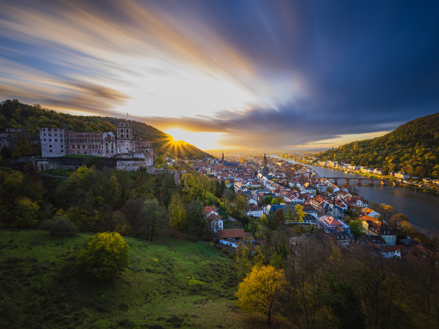 Вид сверху на город у реки на рассвете, Германия