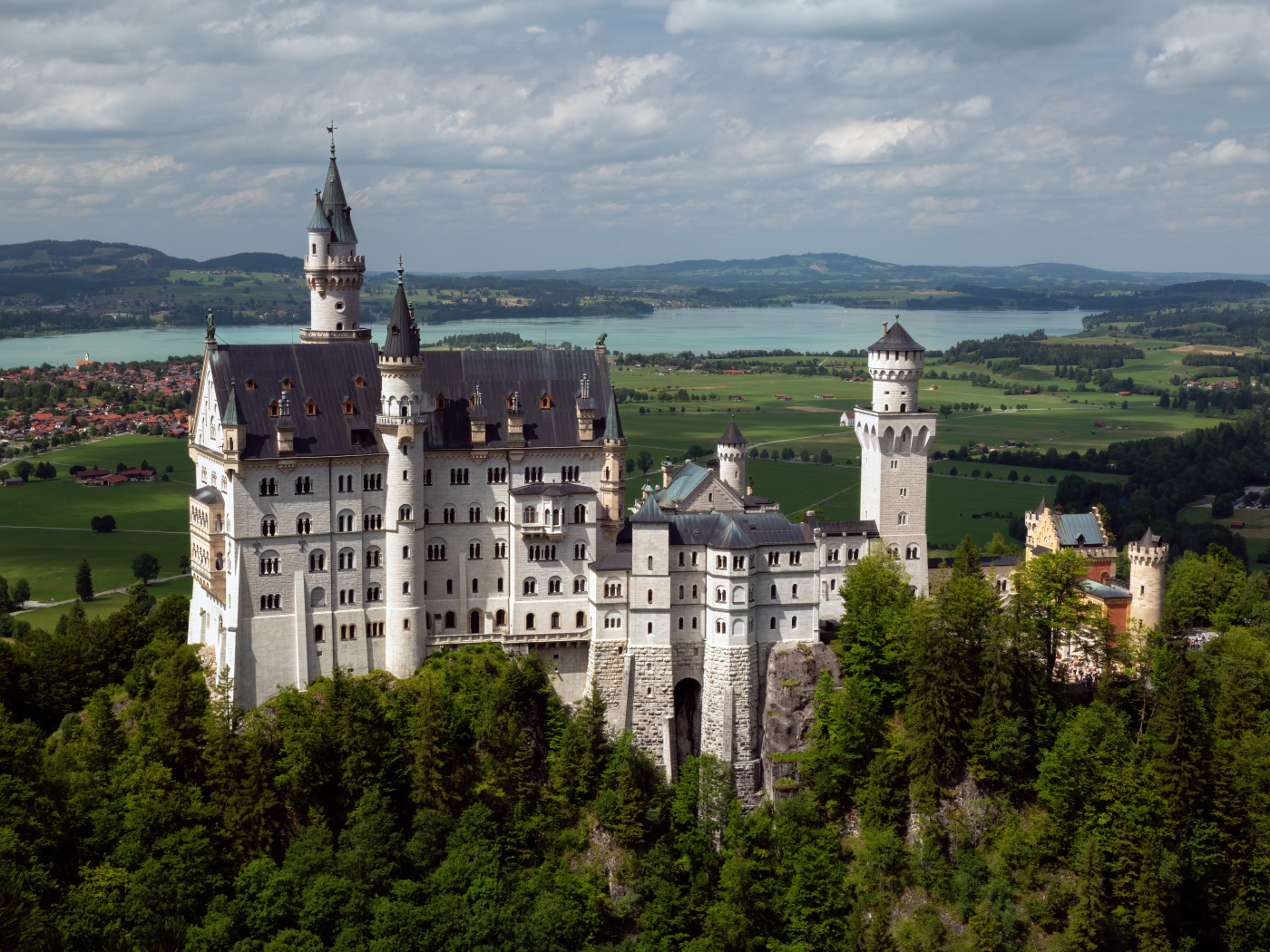 Вид на красивый старинный замок Нойшванштайн, Германия